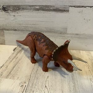 Jurassic World Roarivores Triceratops Toy Mattel